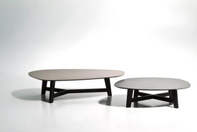 Zwei graue Phoenix Tische mit Eichengestell von Moroso, moderne Couchtische für das Wohnzimmer.